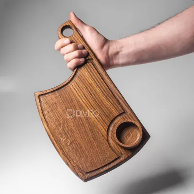 Доска для стейка в виде топора с соусником, тонированный дуб 35×19 см от мастерской DIVIRO